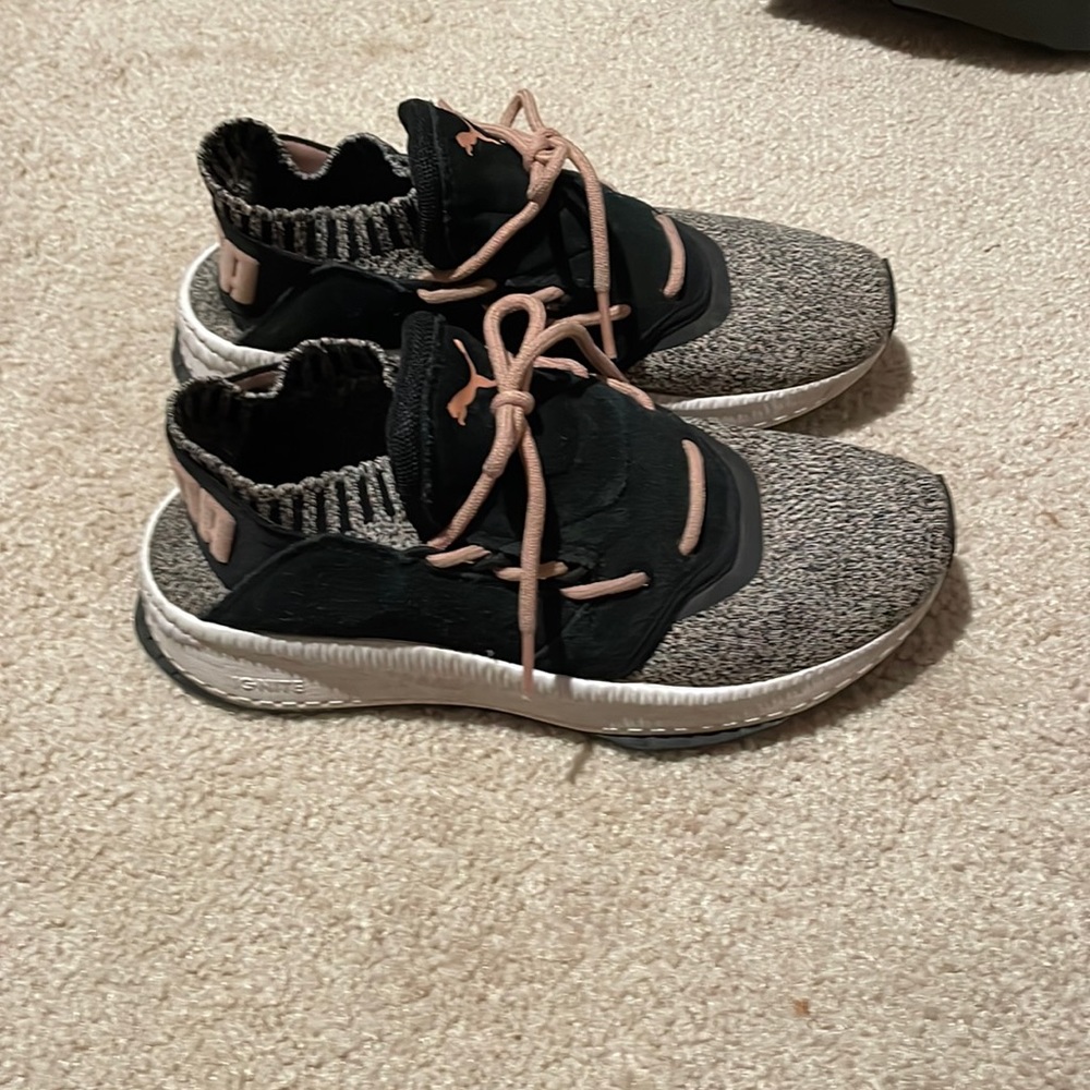 Puma tennis shoes. Size 7. Black and pink.
